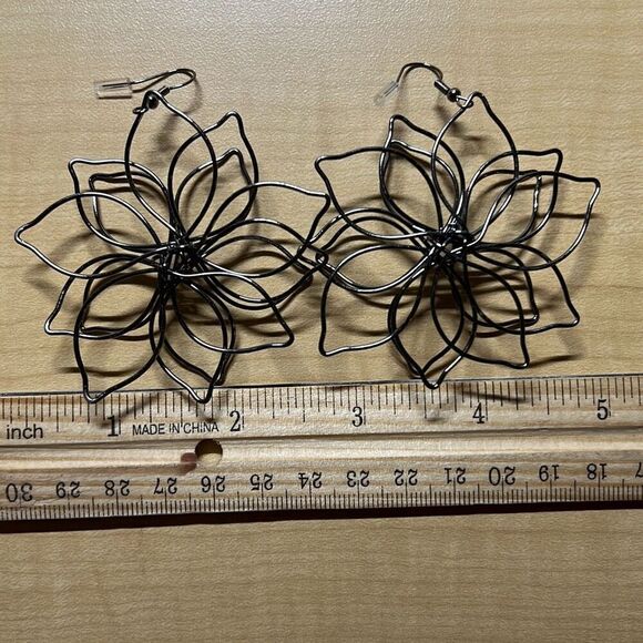 Flower Novelty Earrings - Picture 1 of 3